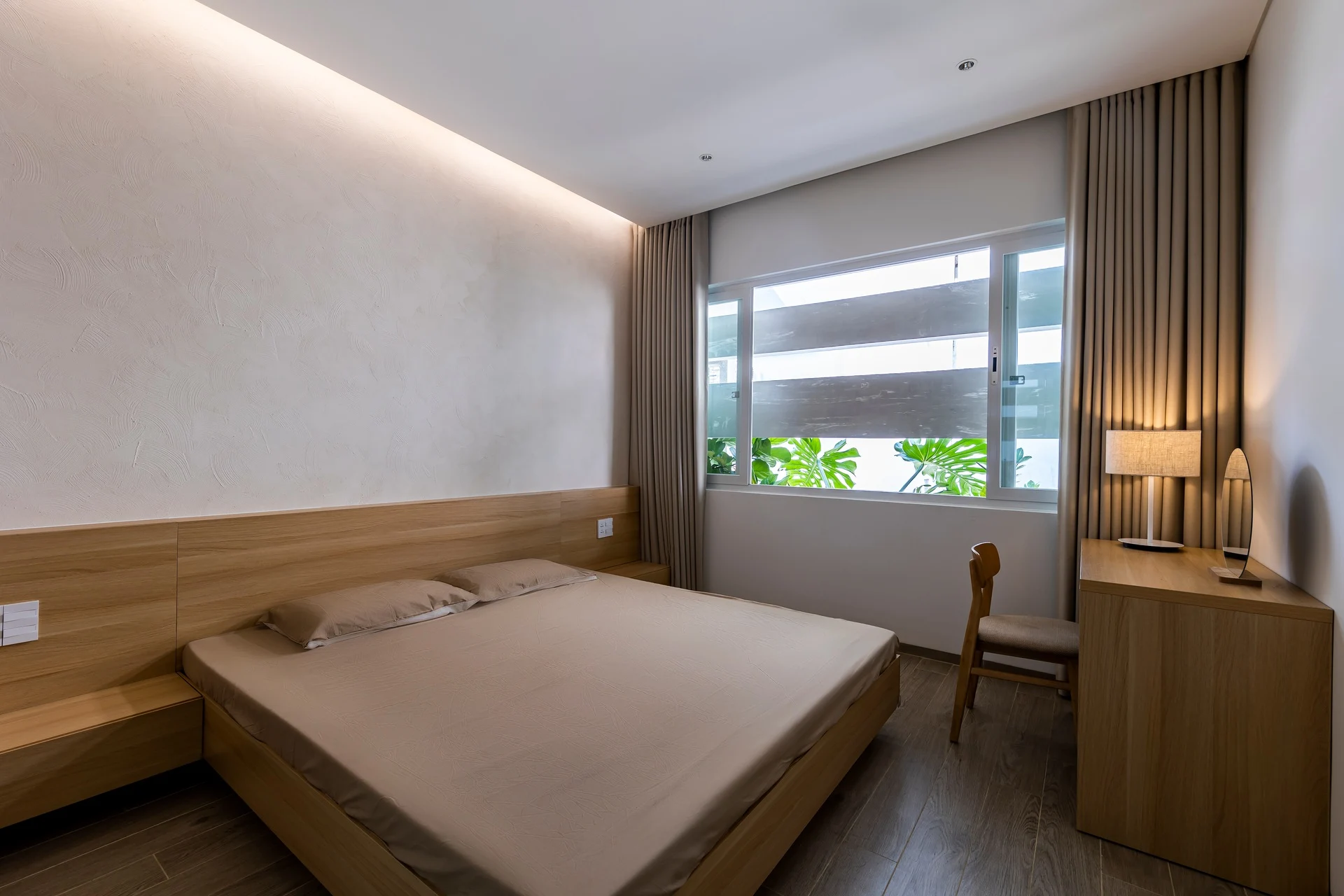 Phòng ngủ kết nối với lớp cây xanh.