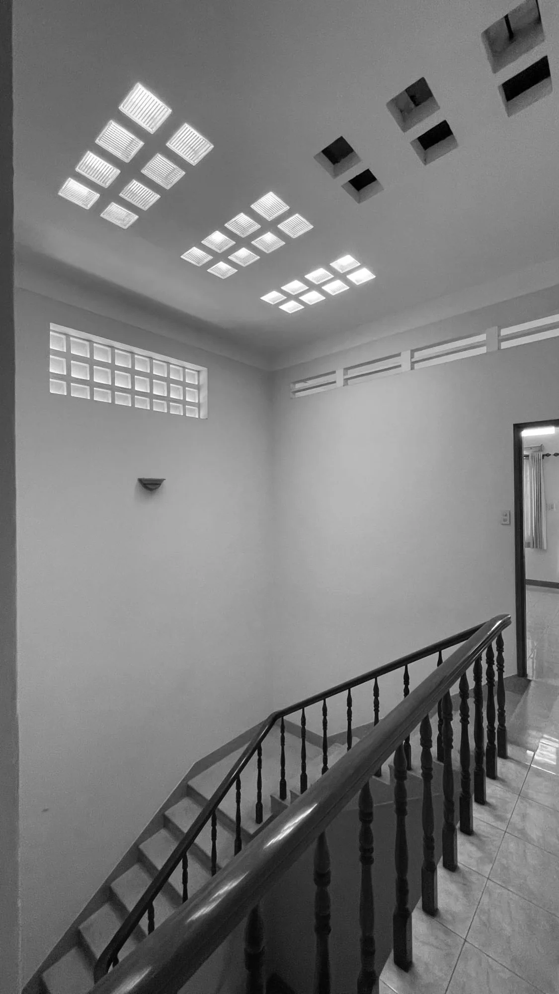 Cầu thang và khoảng thông tầng của ngôi nhà cũ
